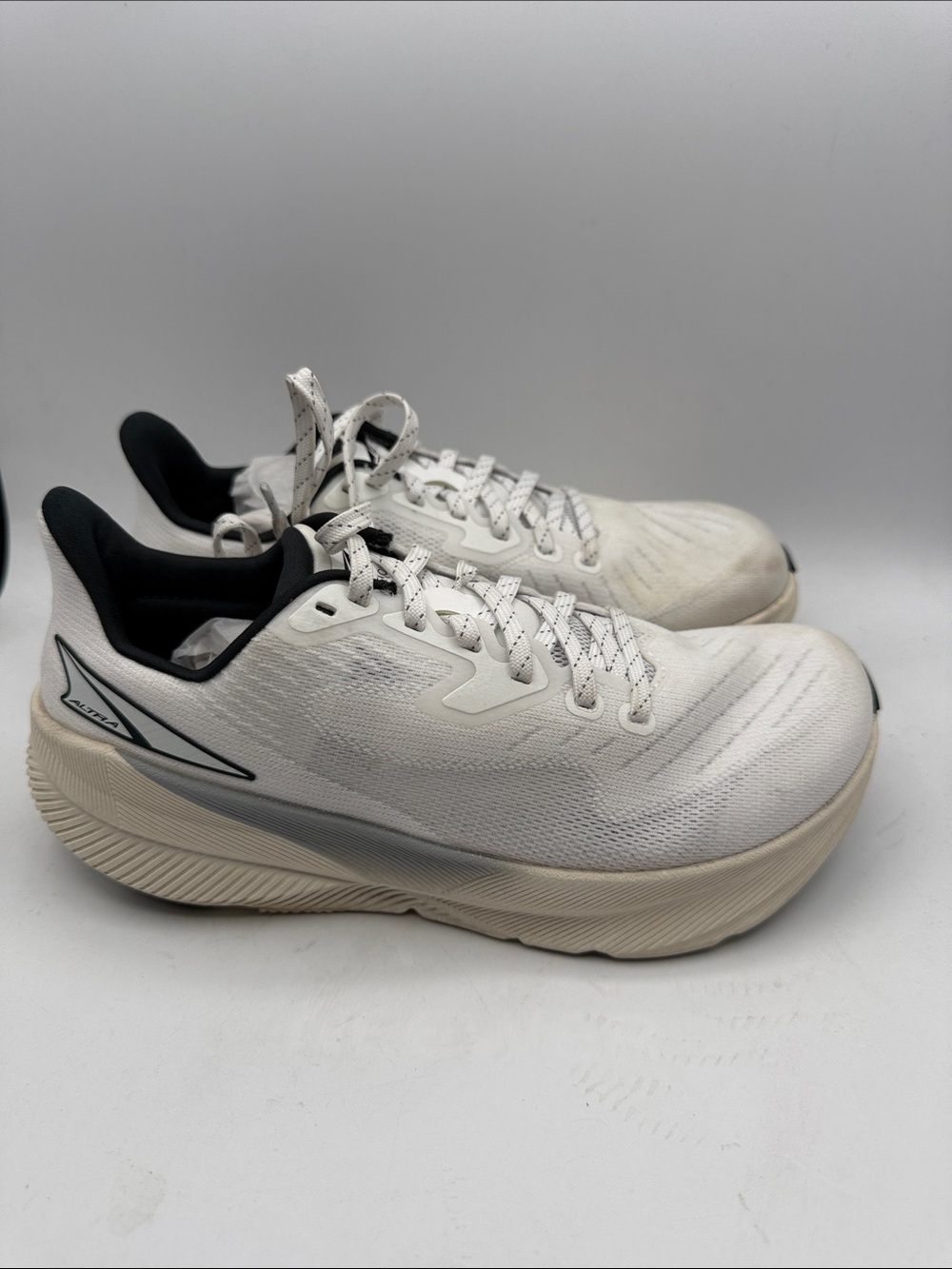 Altra Experience Flow Lightweight White women’s 7 Running Shoe S11